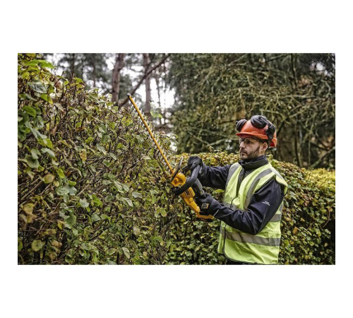 Кусторез DeWALT 18 В, 5Ah, длина ножа 55 см, диаметр веток 25 мм (DCMHT563P1)